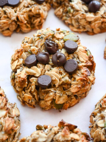 Des cookies flocons d'avoine et graines sur fond blanc.