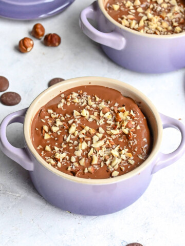 Deux mini-cocottes pour une recette de mug cake aux flocons d'avoine.