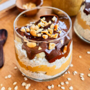 Un overnight porridge banane dans un verre, sur un fond de couleur bois