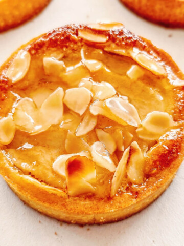 Une tartelette poire amandine sur un fond blanc.
