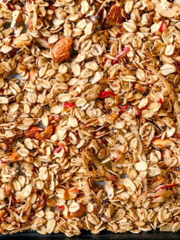 Du granola sans sucre ajouté, idéal pour les diabétiques, étalé sur une plaque de cuisson.