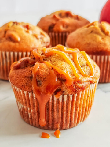 Des muffins pommes cannelle sur un fond blanc.