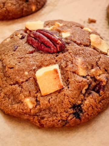 Un cookie chocolat blanc avec des noix de pécan.