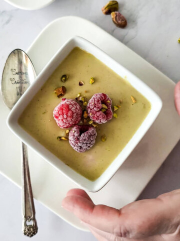 Une crème dessert à la pistache.