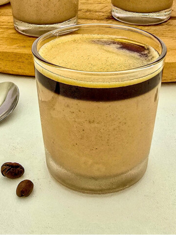 une pana cotta praliné dans une verrine, avec son coulis caramel café.
