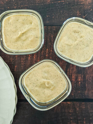 des crèmes dessert à la vanille sur un fond en bois.