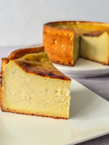 Part de flan pâtissier facile, très épais et crémeux, sur une assiette.