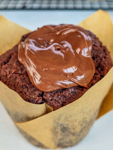 Un muffin au chocolat moelleux facile, dans sa caissette.