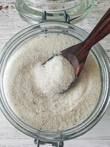 Du suce à la vanille fait maison dans un bocal hermétique.