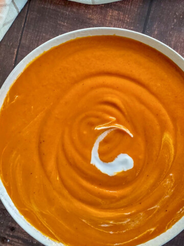 Gros plan sur la texture crémeuse et onctueuse du velouté de Butternut.