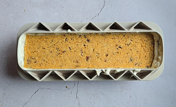 Ajouter le sablé aux noix de pécan dans le moule.