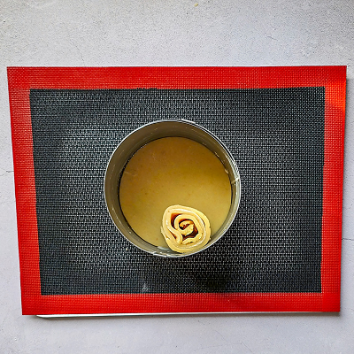 Dérouler les deux bandes de pâte sucrée dans le moule.