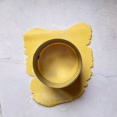 Faire la pâte sucrée pour une recette de flan pâtissier.