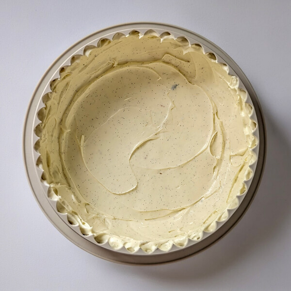 Etaler-mousse-vanille-dans-moule-buche (1) Déposer la mousse vanille dans le moule pour faire la bûche de Noël exceptionnelle.