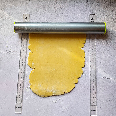 Étaler la pâte sucrée pour une recette de flan pâtissier.
