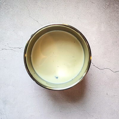 Laisser infuser la vanille pour l'appareil à flan.