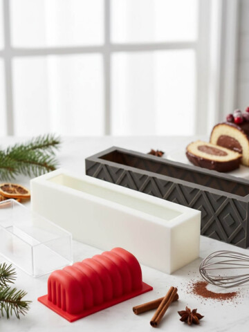 Des moules à bûches sur un fond blanc