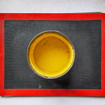 Une pâte sucrée dans un moule rond.