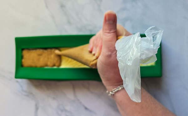 Pocher le praliné croustillant dans l'insert.