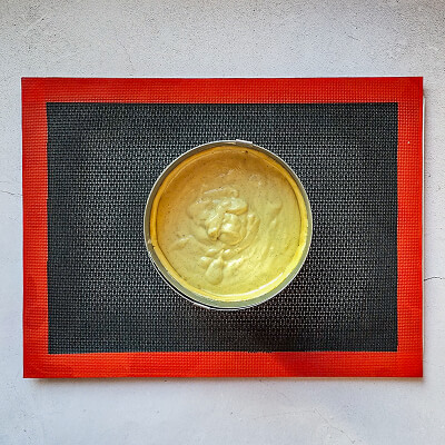 Ajouter l'appareil à flan dans le moule avec la pâte sucrée congelée.