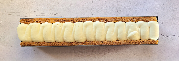 ajouter-creme-mascarpone-buche (1) Ajouter la crème mascarpone sur le deuxième insert.