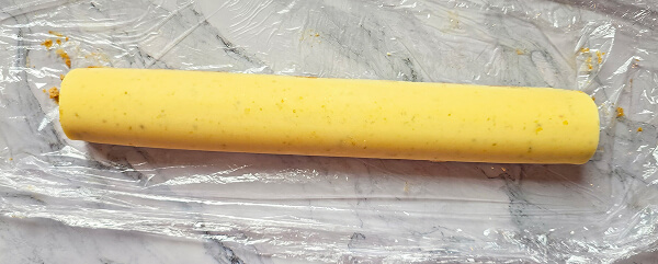 Placer l'insert de 2 citrons sur la mousse pour une recette de bûche au citron.