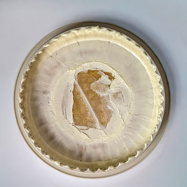 ajouter-insert-poire-dans-moule (1) Ajouter l'insert poires vanillées dans le moule.