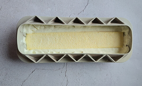 Ajouter l'insert crémeux à la vanille par dessus la ganache montée.