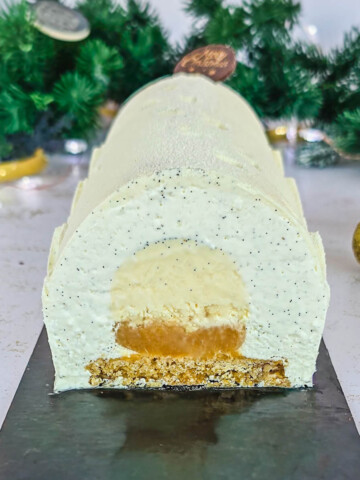 Une bûche vanille caramel pécan pour les fêtes.