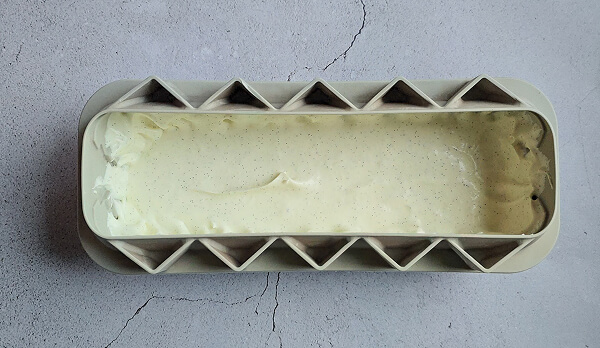 Chemiser le moule à bûche de la ganache montée à la vanille.