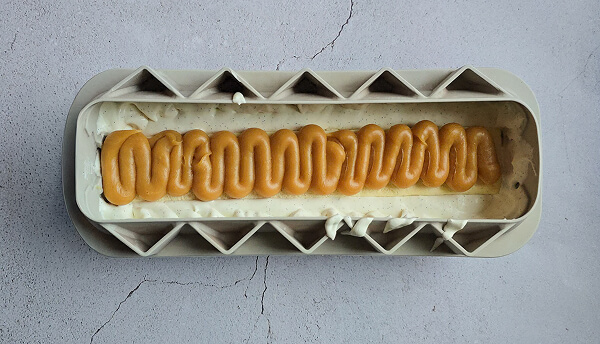 Ajouter le coulant caramel beurre salé sur l'insert.