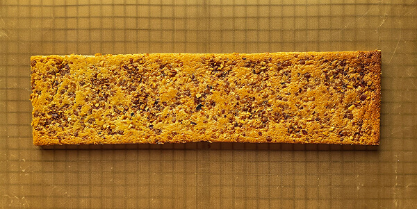 Couper le biscuit aux dimensions du moule à bûche.