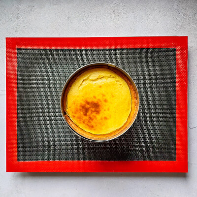Cuisson du flan pâtissier au four.