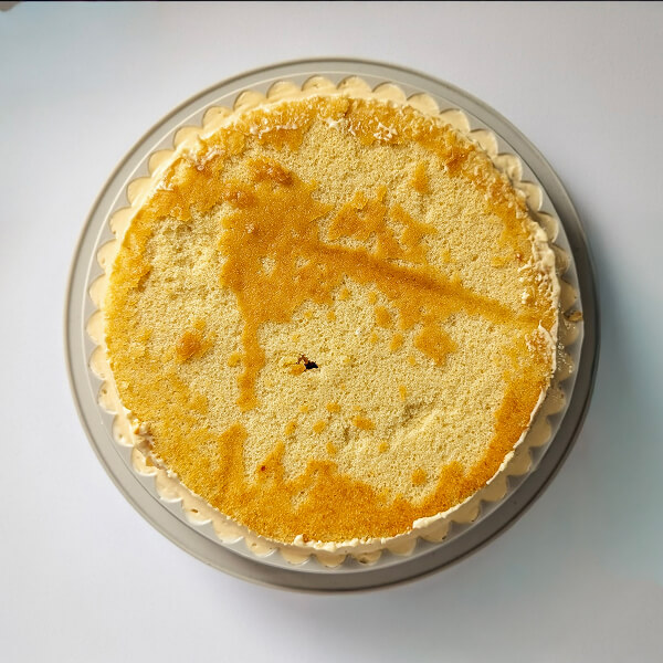 deposer-biscuit-madeleine-dans-moule (1) Déposer le biscuit madeleine dans le moule.