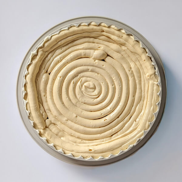 deposer-cremeux-caramel-buche-de-noel (1) Ajouter le crémeux caramel dans le moule pour la bûche de Noël exceptionnelle.