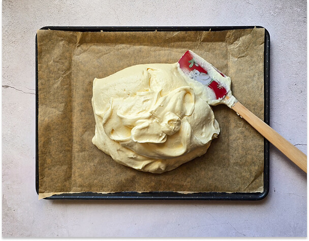 étaler-pate-genoise-buche-tiramisu (1) Étaler une genoise sur plaque pour faire le socle de la buche.