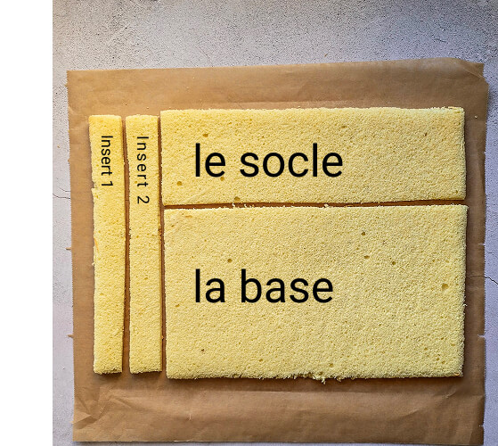 étape-1-pour-recette-buche-tiramisu (2) Couper le biscuit cuillère pour faire la bûche tiramisu.