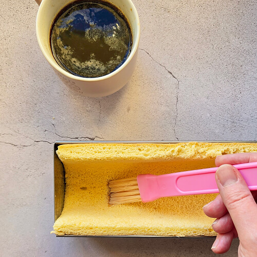 étape-2-pour-recette-buche-tiramisu (1) Imbibage du biscuit avec du café.