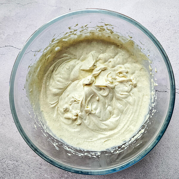 Une ganache montée à la vanille facile dans un saladier en verre.