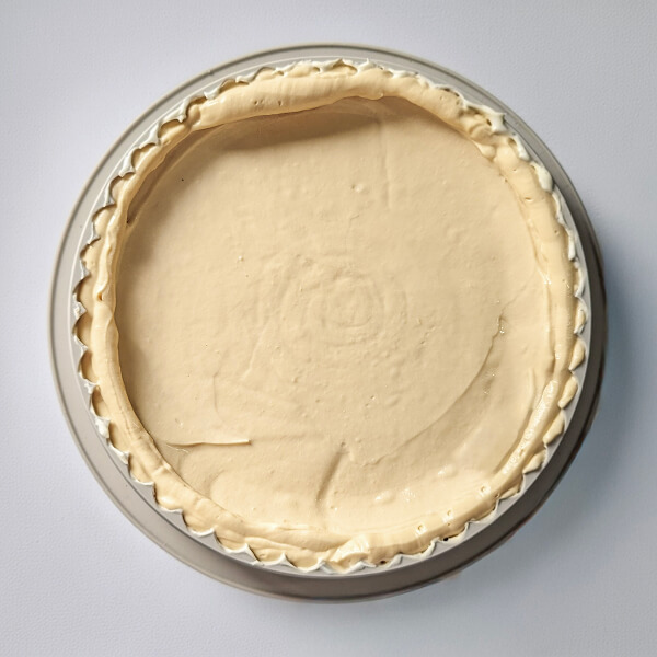 lisser-avec-spatule-crémeux-caramel (1) Lisser avec une spatule le crémeux caramel pour enrober le moule à bûche.