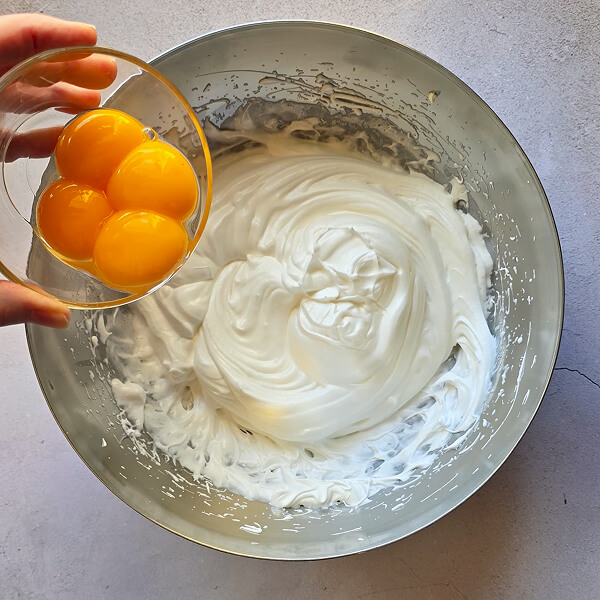 monter-blancs-en-neige-pour-buche (1) Monter les blancs en neige et ajouter jaunes d'oeufs pour faire la crème.