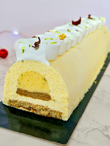 Une bûche au citron et noisette pour les fêtes.