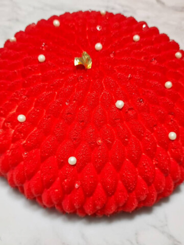 Une bûche de Noël exceptionnelle sur un fond marbré.