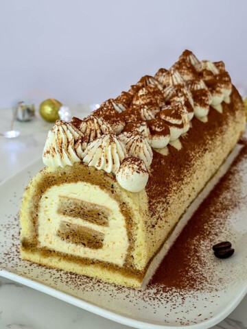 Une bûche tiramisu crème mascarpone.