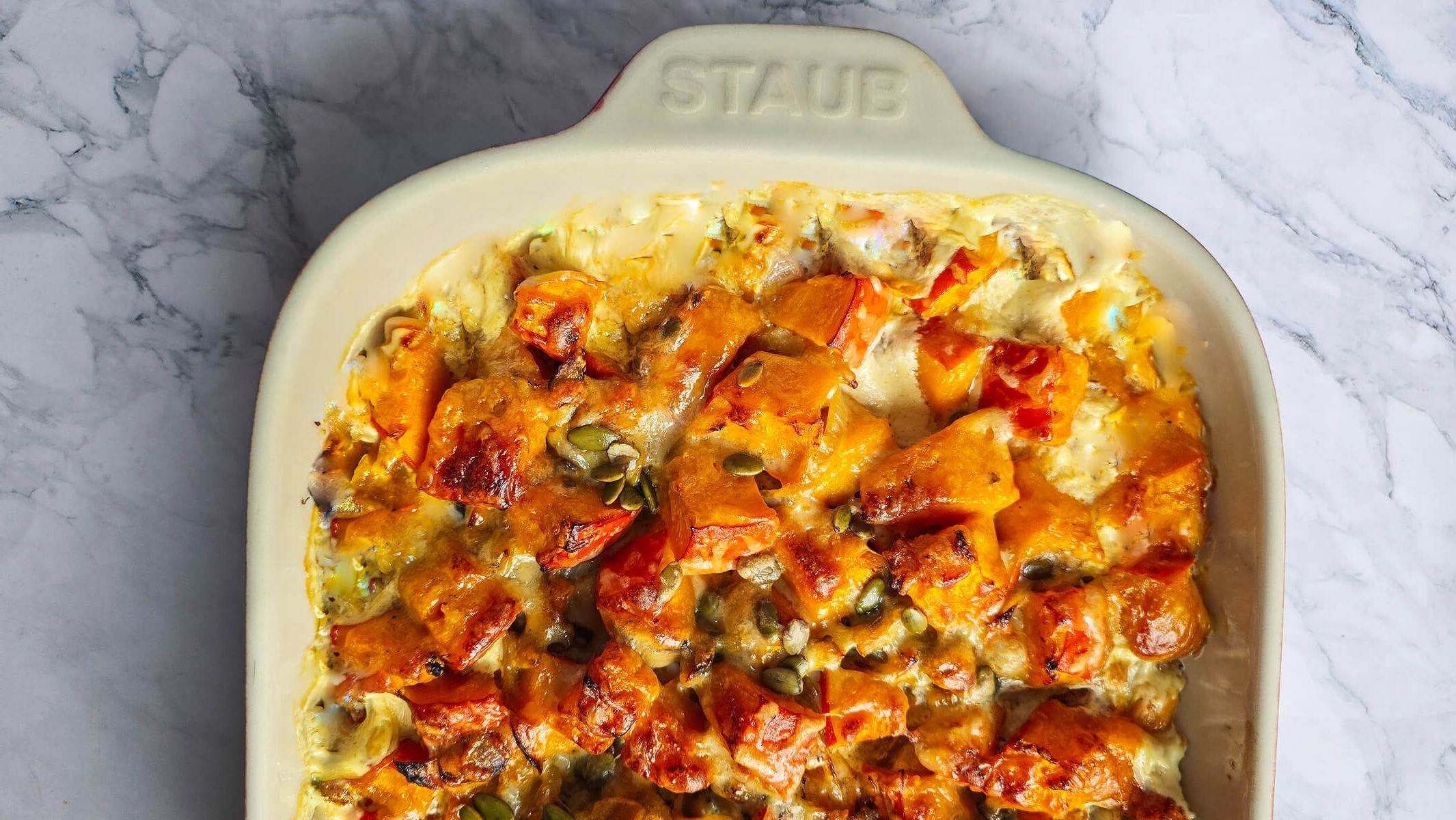 Un gratin de potimarron dans un plat allant au four.