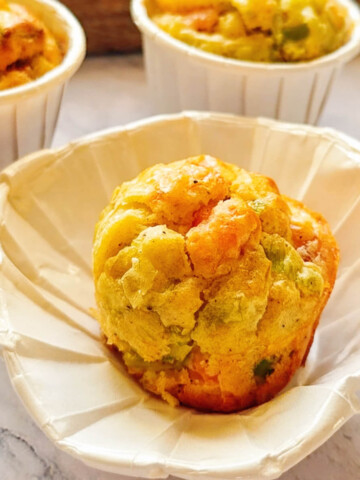 Des muffins salés dans leur moule blancs.