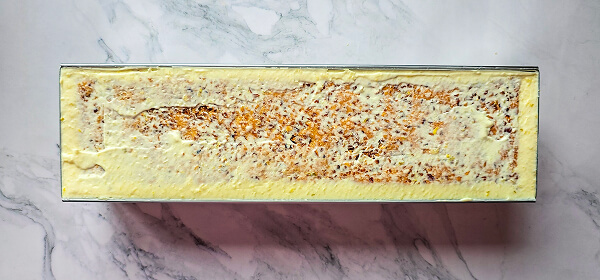 Recouvrir le biscuit joconde d'une fine couche de mousse.