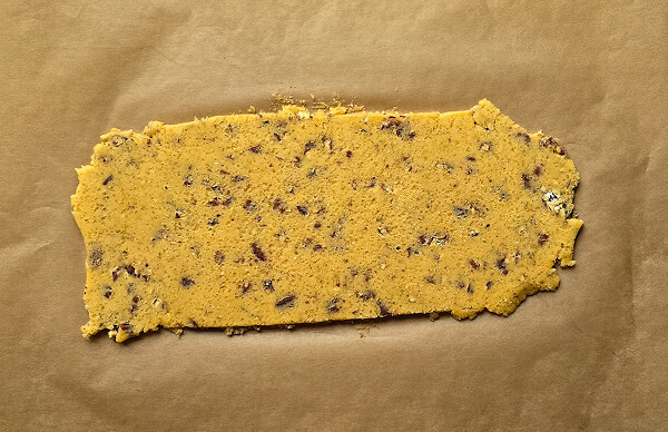 Un sablé noix de pécan pour une bûche de Noël à la vanille et caramel.