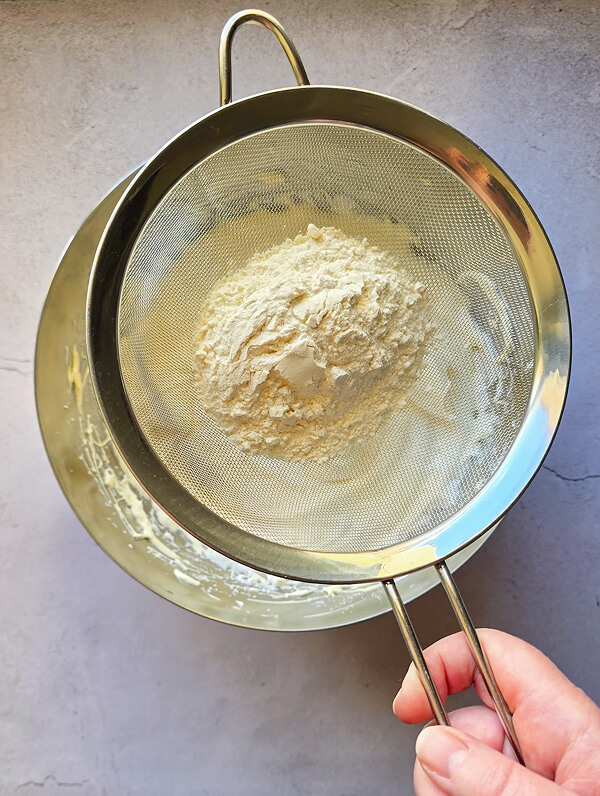 tamiser-farine-buche-tiramisu (1) Tamiser une farine pour faire un biscuit cuillère.