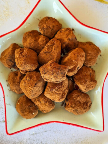 Truffes chocolat noir dans une assiette déco pour les fêtes de Noël.
